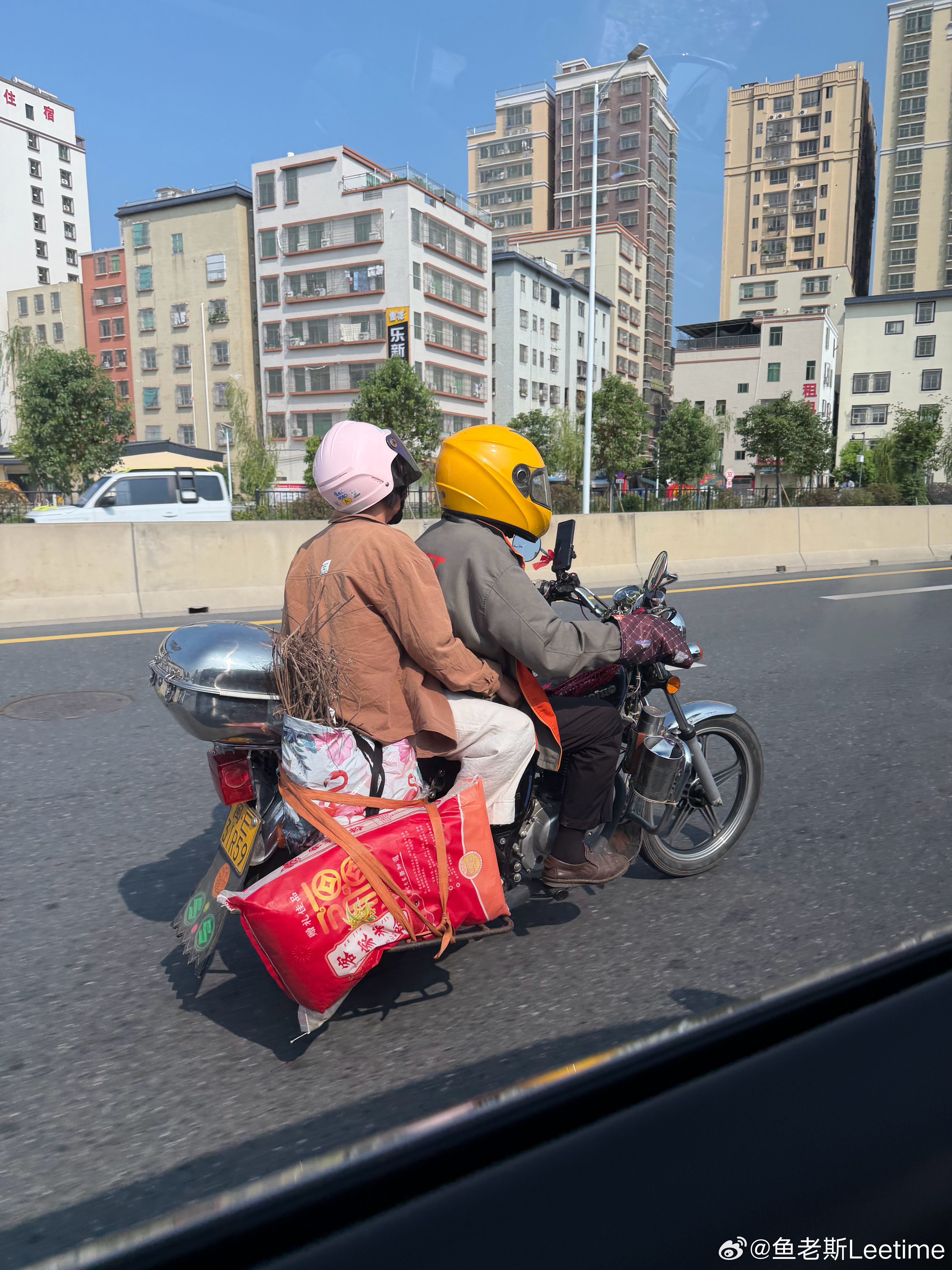 闽E在汕头的摩托佬。两轮上装的是柴米油盐。 