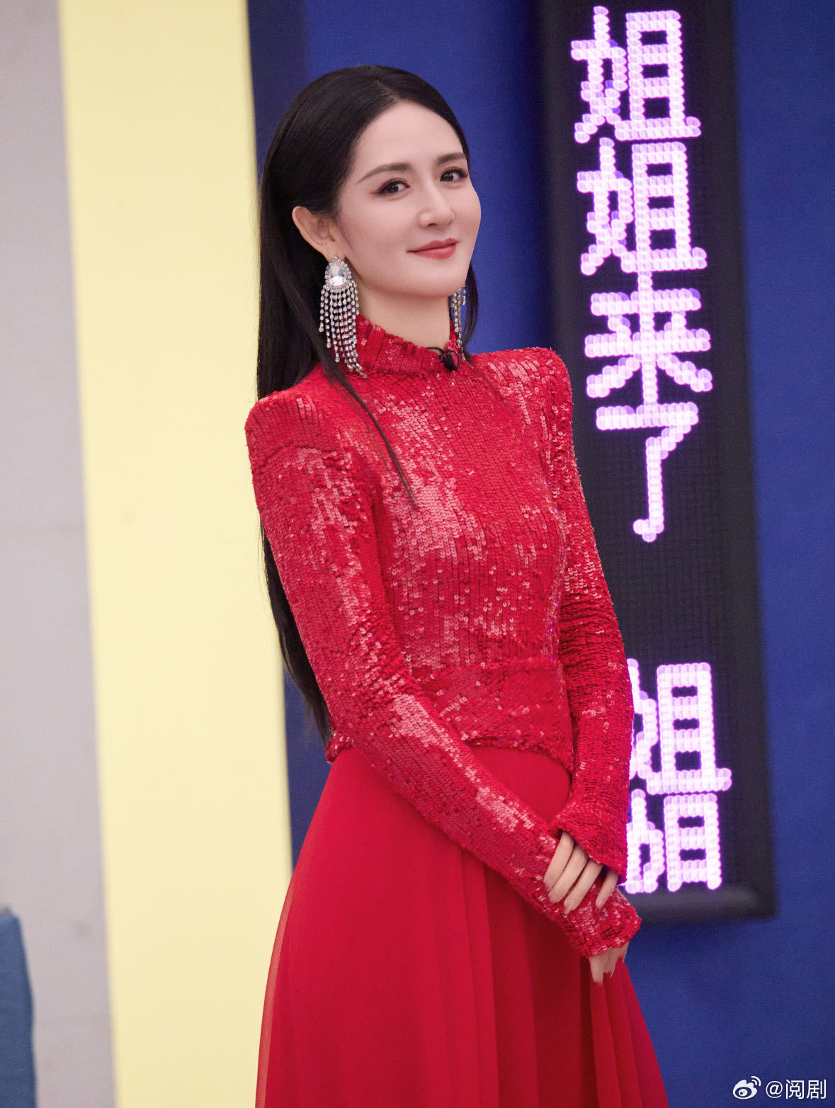 谢娜的话筒一直是在冲着李小冉的谢娜李小冉从北漂地下室走到聚光灯下 每个人都有一段