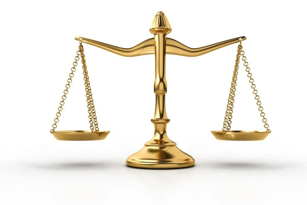 山西吕梁中院原审判监督庭庭长吕某某，利用再审案件为由，将当事人王女士骗至办公室强