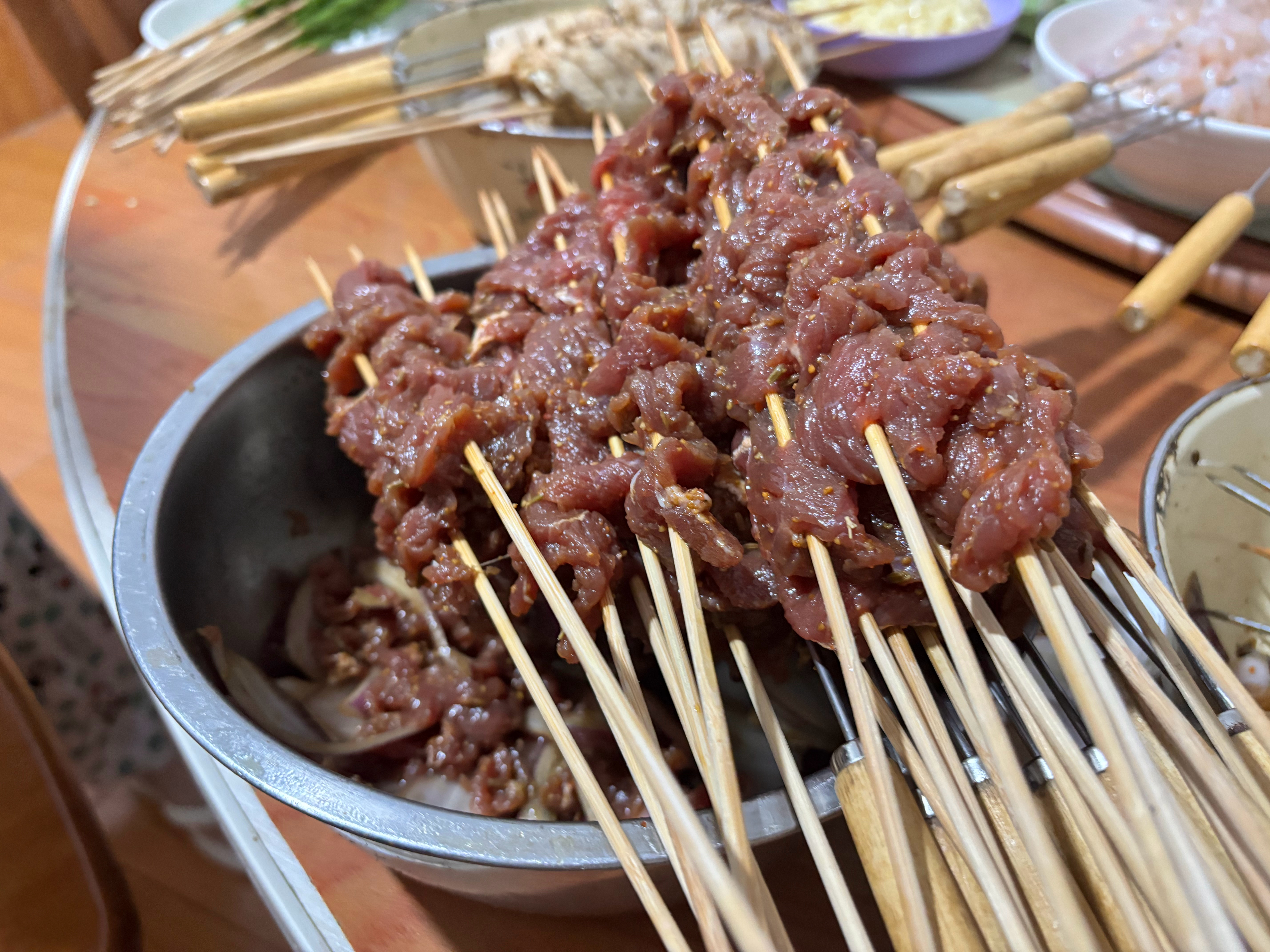 回娘家了 家庭烧烤搞起来…串肉🍖 
