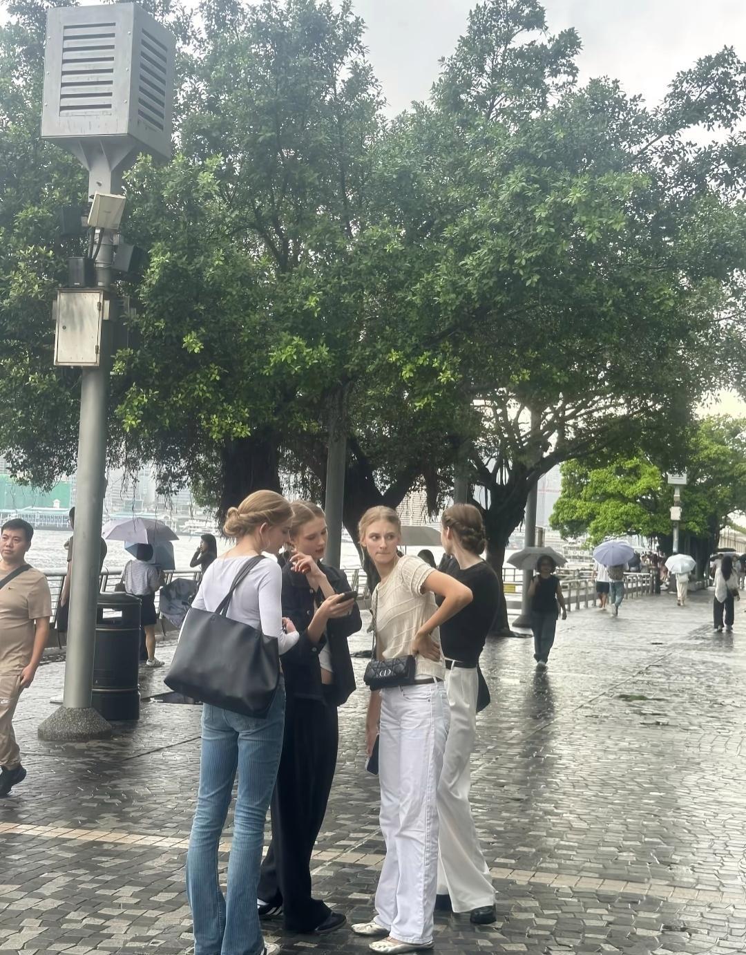 俄罗斯姑娘们
俄罗斯人在华街头
