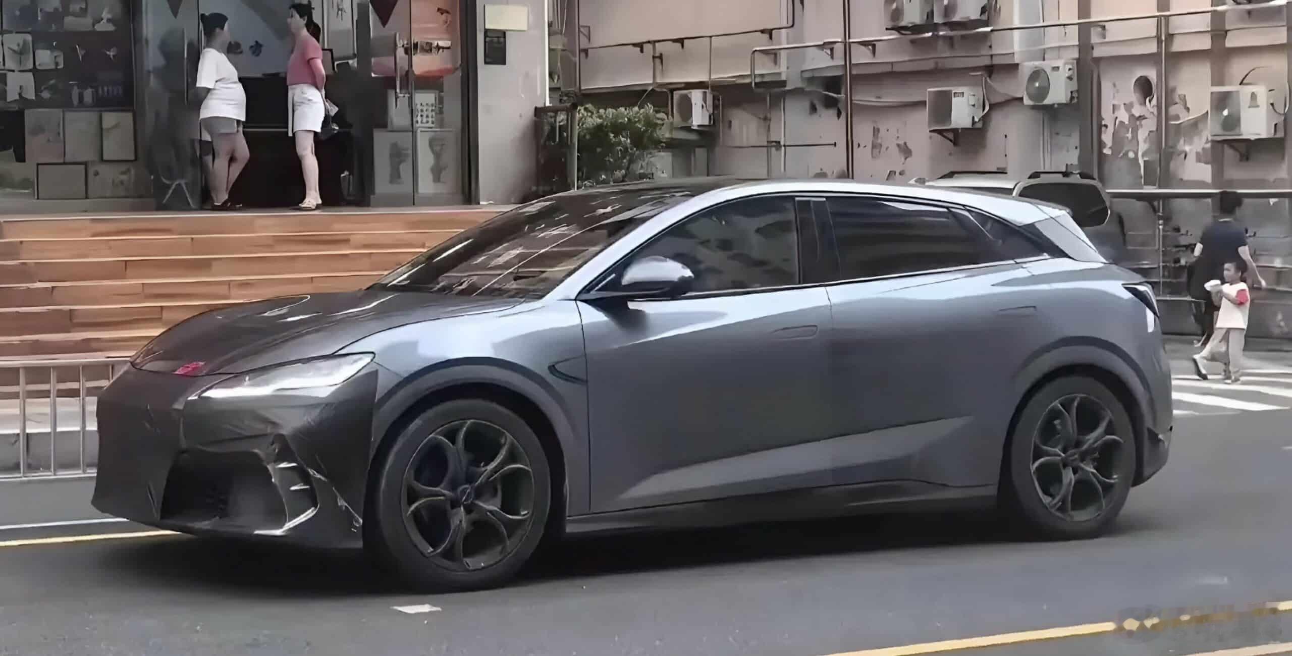 一组#比亚迪海豹06GT# 的路试照片，后两图的伪装程度跟没有基本也没什么区别了