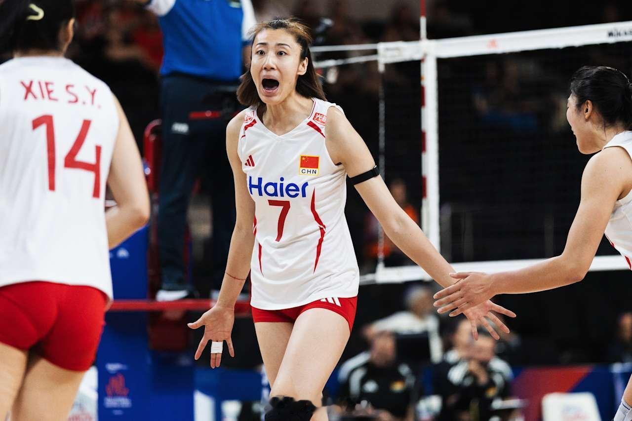 中国女排3比2德国女排 决胜局一骑绝尘，15比6取胜！老将出马，一个顶俩，六七十