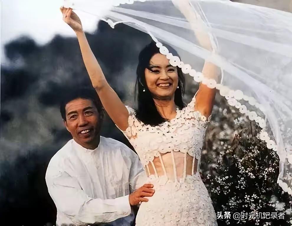 林青霞的婚纱真的好难看，那时候她已经是大明星，老公也是有钱人，但是结婚时候选的婚