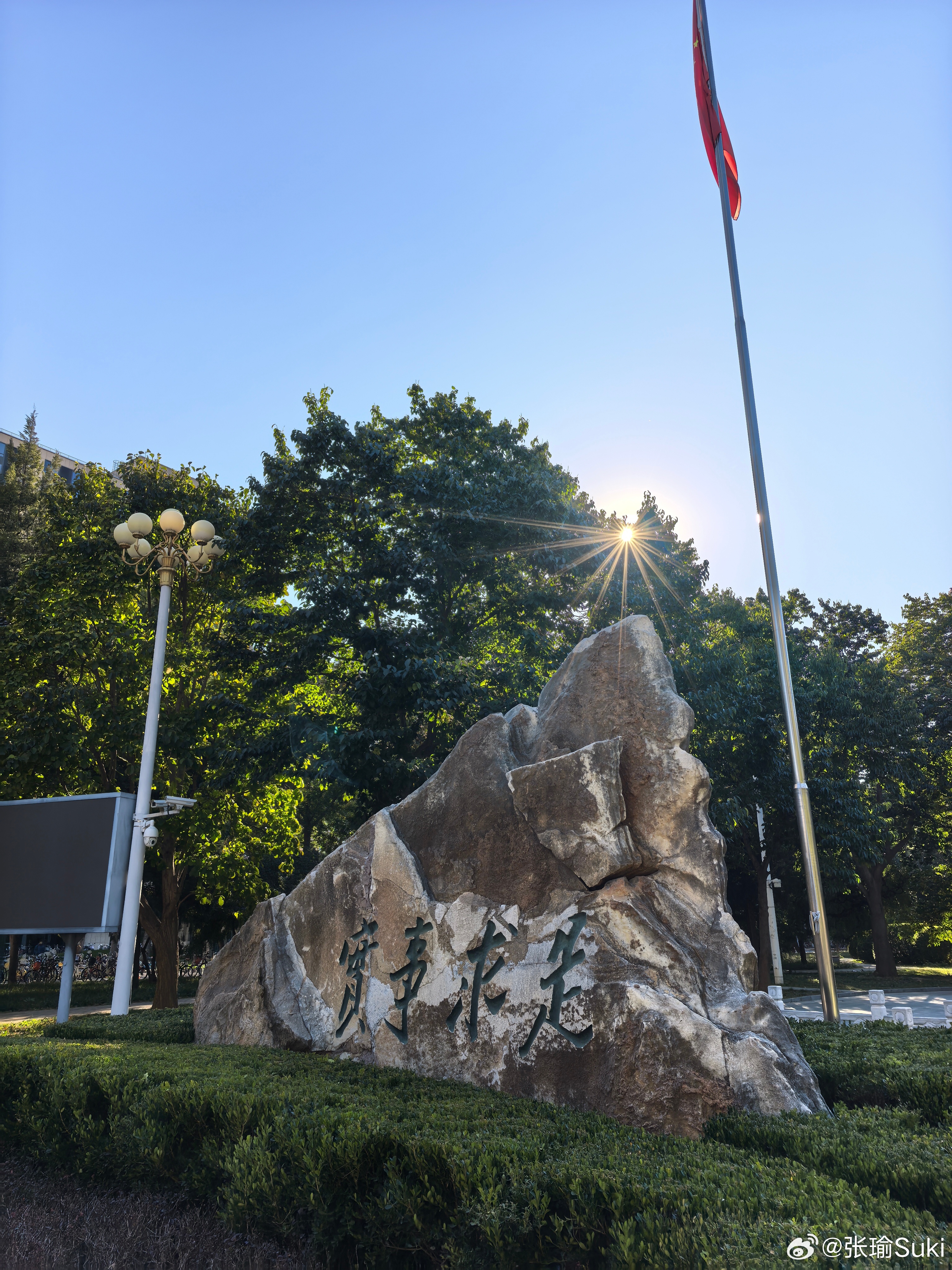 在网上买了一套200元的正装 ，竟然还不错！我还是对淘宝挖掘的不够！ ​​​