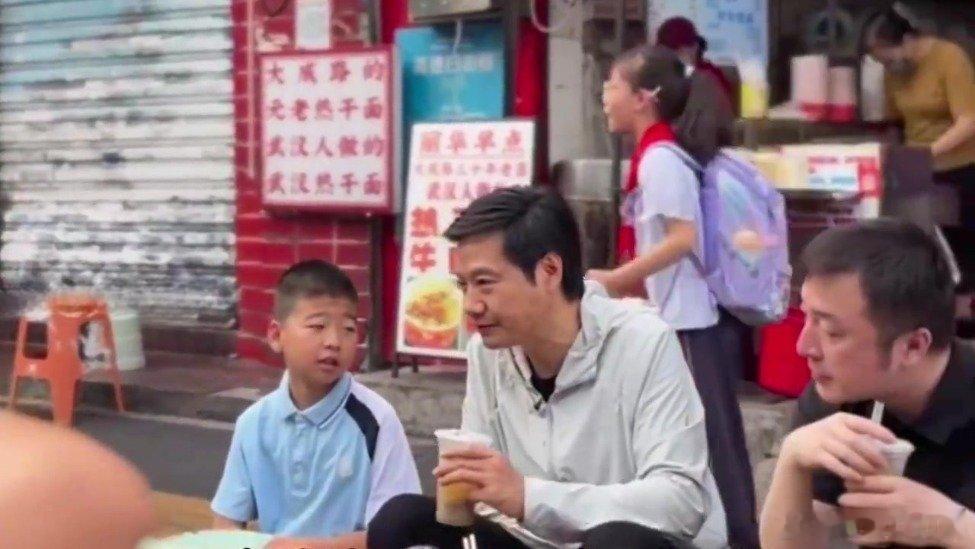 凤凰新闻【千亿总裁的“过早”翻车记】作者|吕明合还没学会人情世故的路人小女孩，用