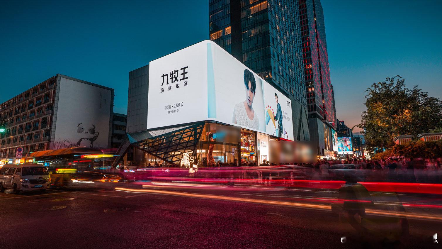 这才叫王的宠爱 李昀锐生日排面直接拉满！门店的布置超用心，城市大屏霸气应援，品牌
