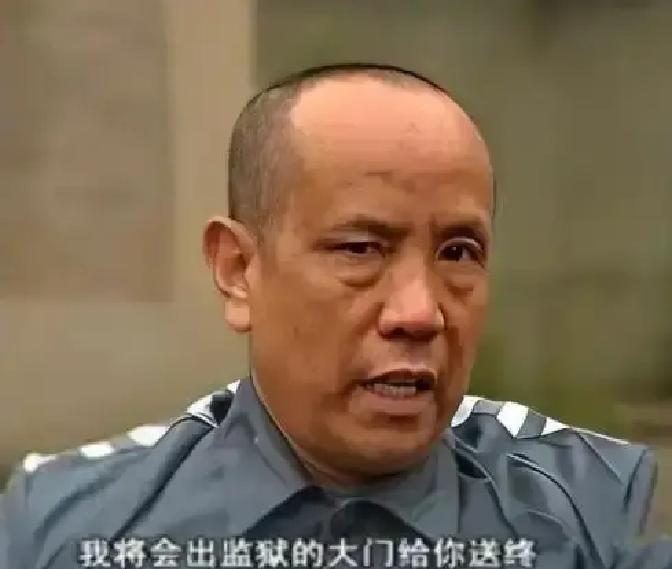 1988年，罪犯王金全趁狱警转身的空隙，一头钻进监区厕所的大便槽。从粪便槽内一寸