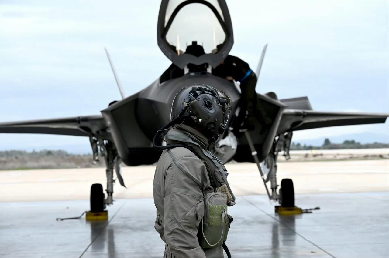 战机欣赏：意大利空军第32联队第13中队F35A战机从阿门多拉空军基地起飞参加“