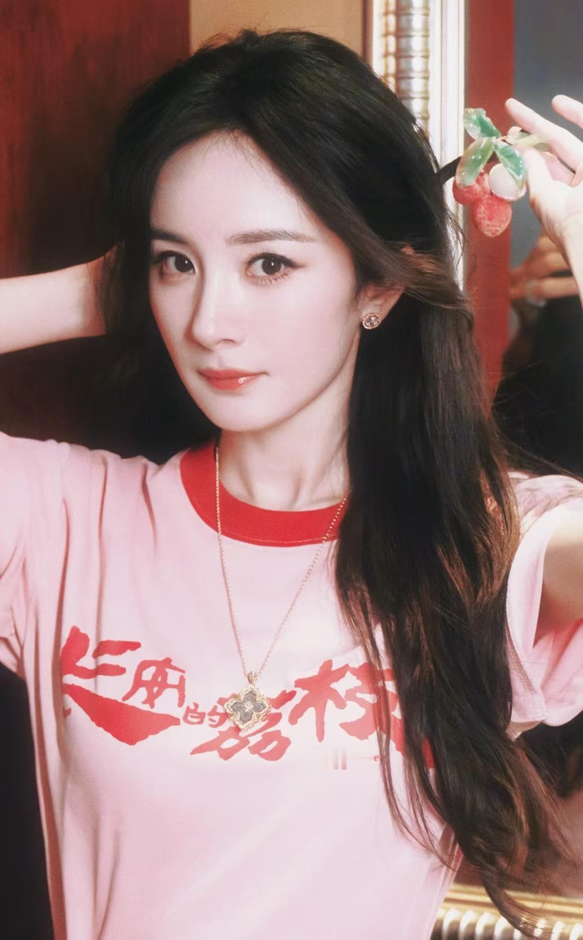 在杨幂眼里看到了当年的晴川今天路演的大幂幂真的太可爱了，一身粉色加上这个可爱眼神