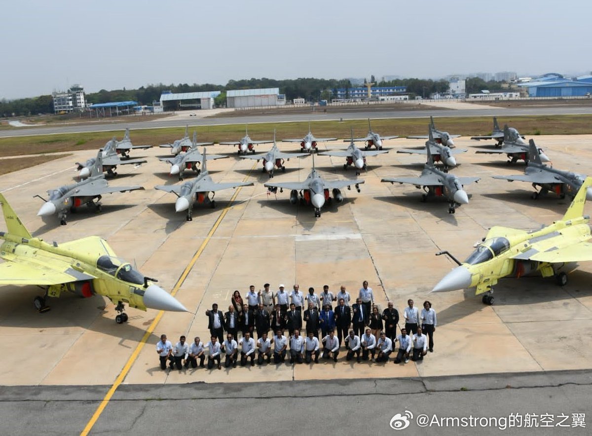 烽火问鼎计划 近日HAL高调展示光辉战斗机MK1A生产的最近进展，在停机坪上排列