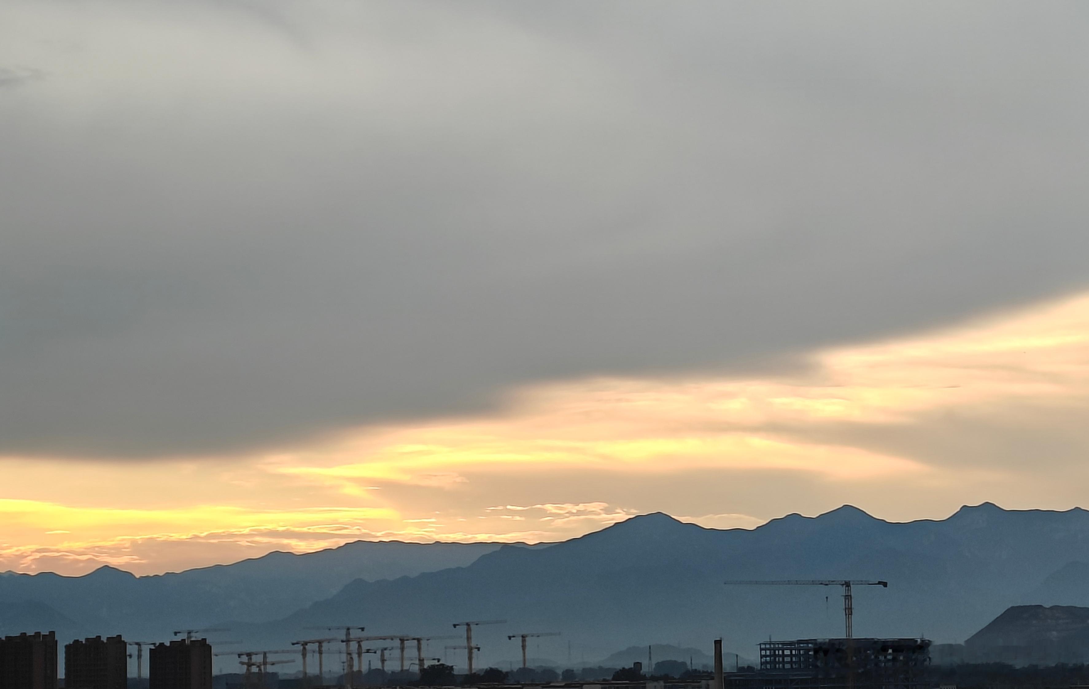大雨过后的天空，云雾缭绕，晚霞满天。晚安啦 