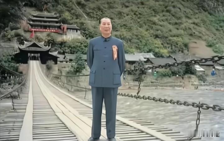 80年代，72岁的杨成武将军重回泸定桥时的一幕


一九八六年，长征胜利五十周年