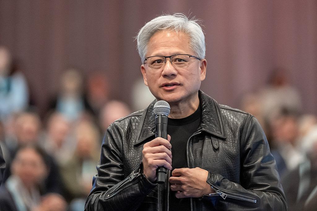 黄仁勋又上头条了，这次是在英国国王的场子上。
当地时间9月17日，黄仁勋在苏格兰