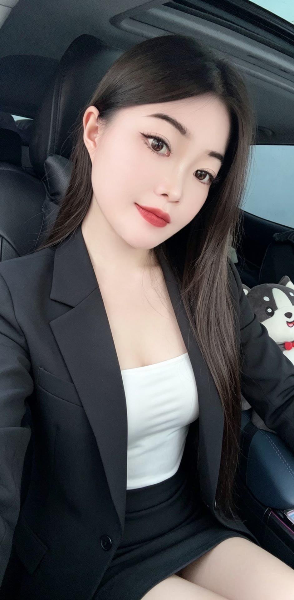穿黑色西装的美女在车里自拍，这画面想想就很绝！黑色西装本就自带高级感，衬得美女气