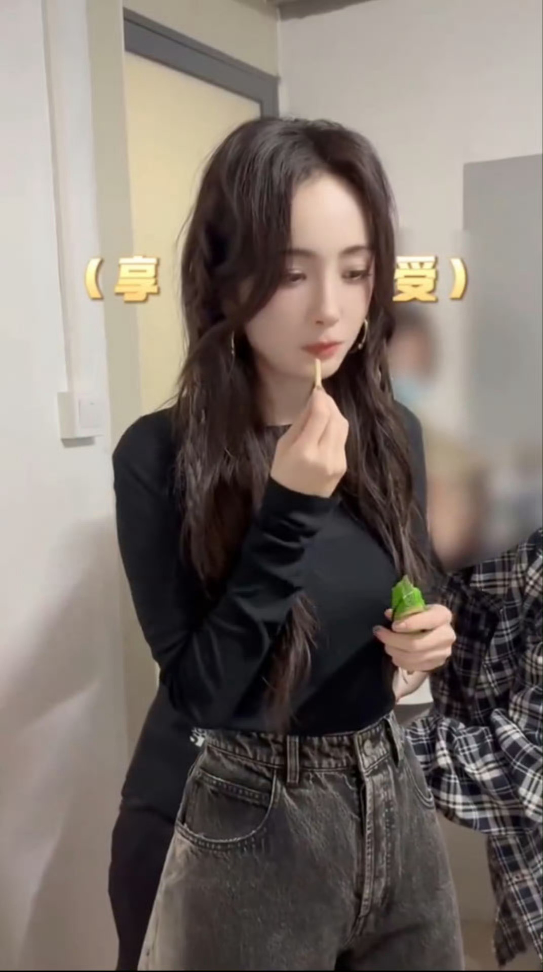 减肥减成杨幂了杨幂真的很瘦，激励我了，赶紧去减肥，说不定也变成杨幂了 ​​​