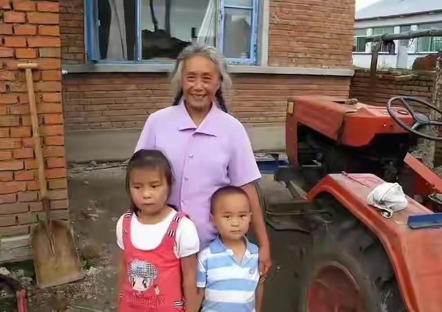 1973年，一女知青带农村丈夫回老家，丈夫进门后，望着墙上挂着的照片问道：“他是