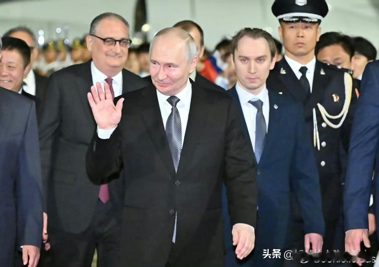 后面穿制服的bro好有气场啊
荧幕上能不能多一些这种形象啊（尖叫