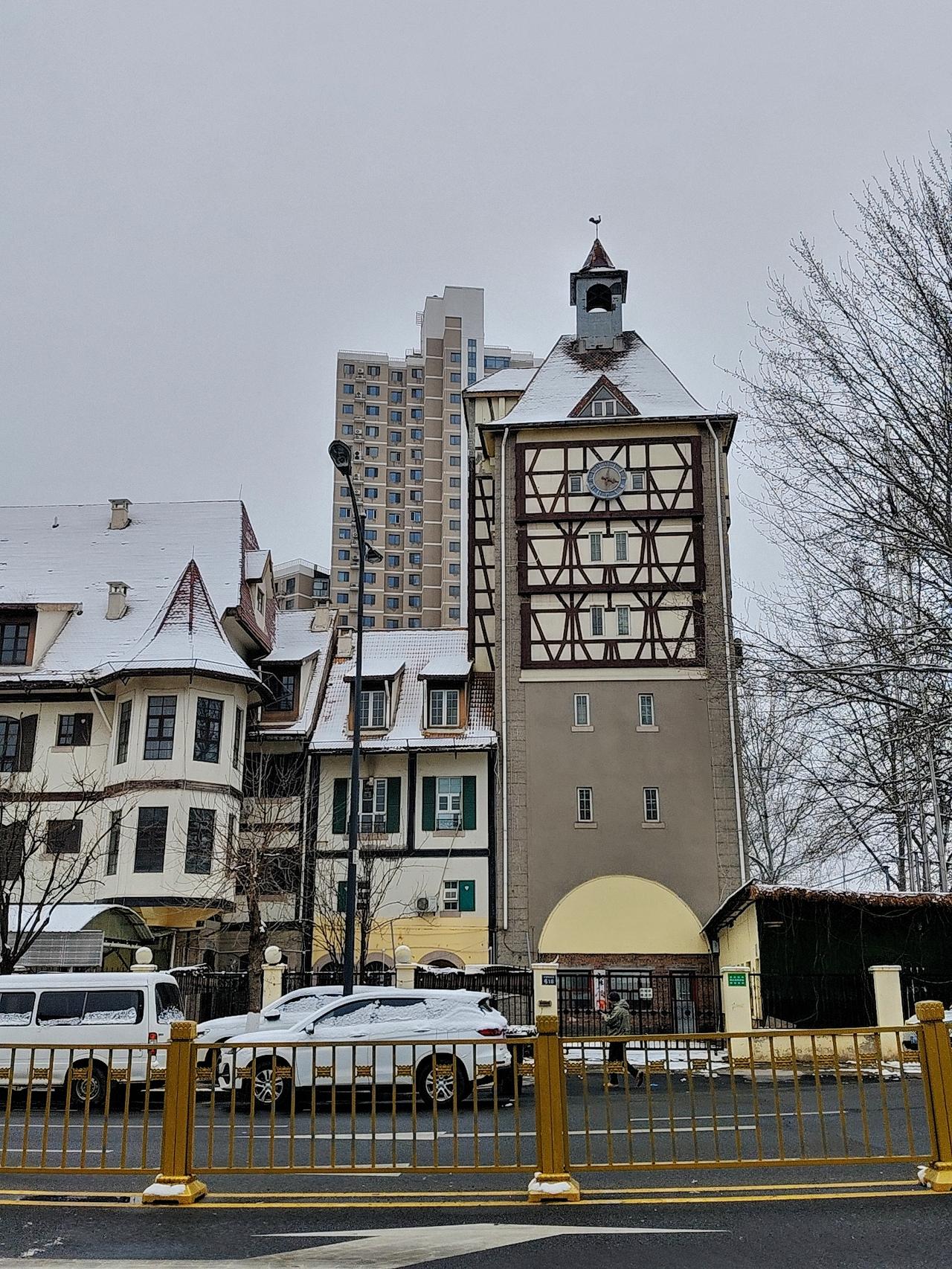 头天燕郊下了一场雪，第二天吃过早饭，沿着潮白河慢跑了4公里，那叫一个爽！随手还拍