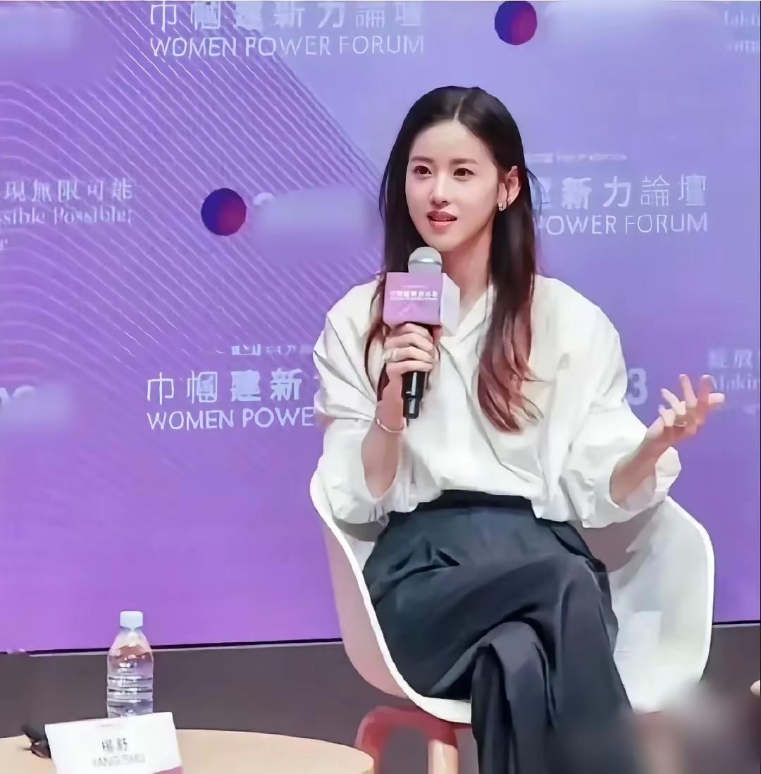 我突然意识到，
这十几年，
她可能一直在“憋大招”……

她变了，但你可能还没看