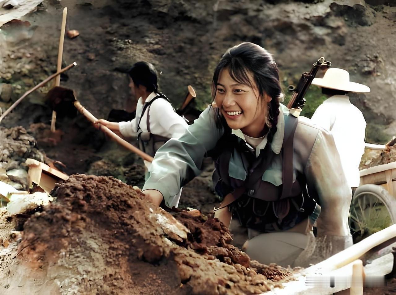 这张照片拍摄于七十年代，展现了几位女民兵在工地上忙碌施工的情景。在那个时代，我国