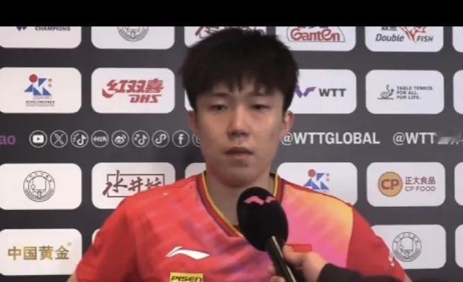 在澳门冠军赛中，王楚钦以3:0战胜徐瑛彬，顺利晋级男单八强。在赛后采访时，王楚钦