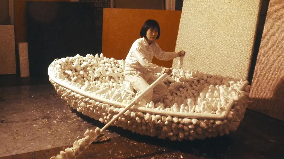 日本艺术家草间弥生去世，享年97岁。作为全球商业价值最高的女艺术家，她的人生实则