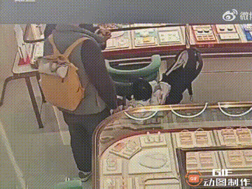 江苏一对夫妻带着宝宝去商场买金手镯，妈妈直接拿着金手镯给宝宝试戴，试戴结束后不想