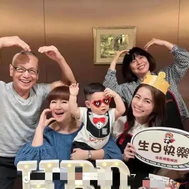 任家萱呀任家萱
你也太拼了吧
44岁Selina为妹庆生照流出！脸肿发福似150