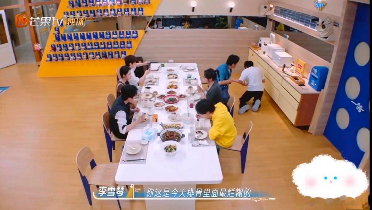 丞磊野路子排骨翻车了我们的宿舍 丞磊主打一个随心所欲做饭，酸辣苦甜一锅炖，排骨成