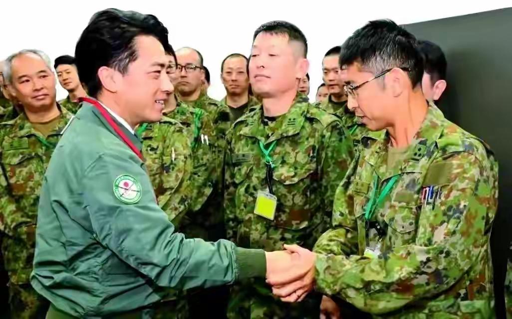 日本在挑衅之路上又迈一步，据外媒报道，日本防卫大臣小泉进次郎23日视察琉球群岛自