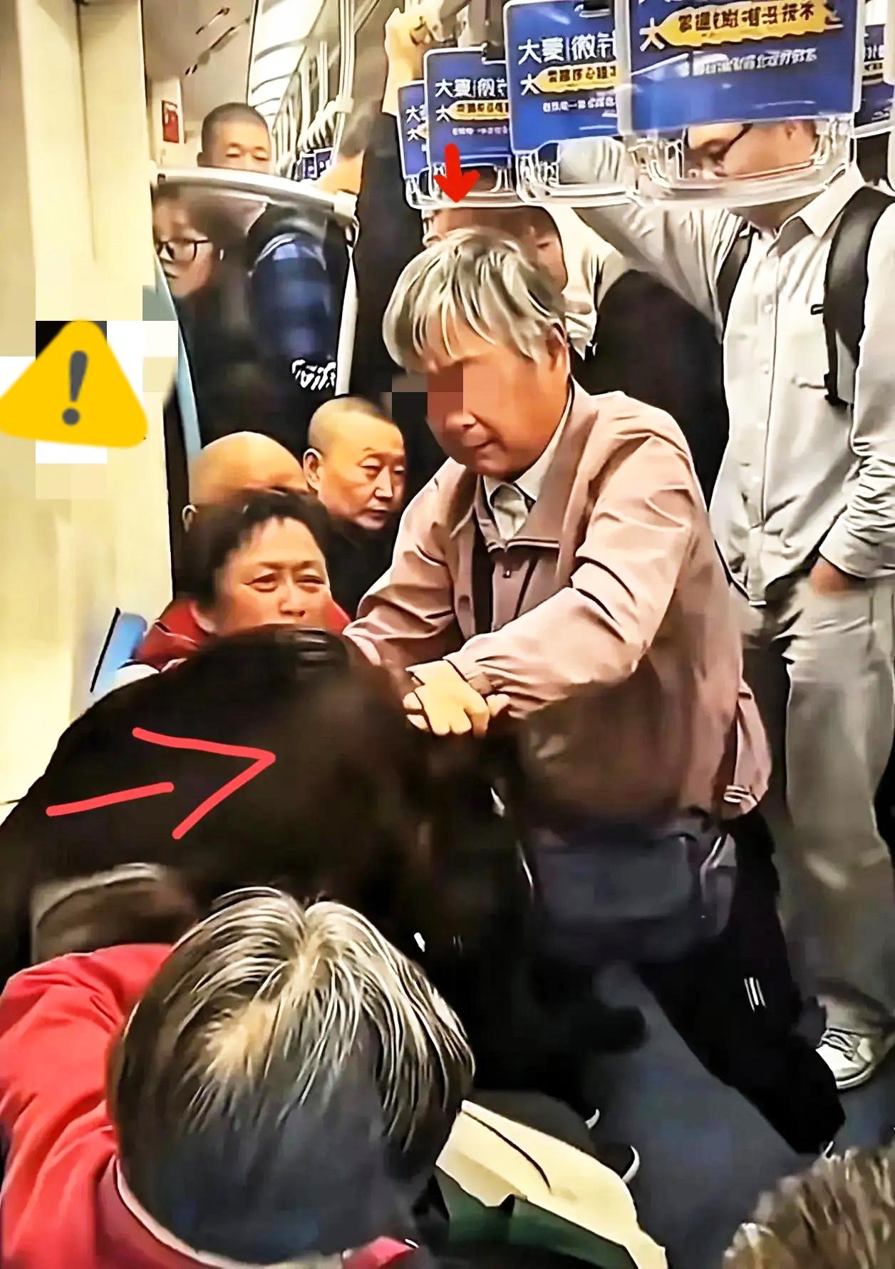 上海地铁嚣张跋扈的两位大妈，这回总算彻底踢到硬铁板，迎来该有的法律惩处，网友看完