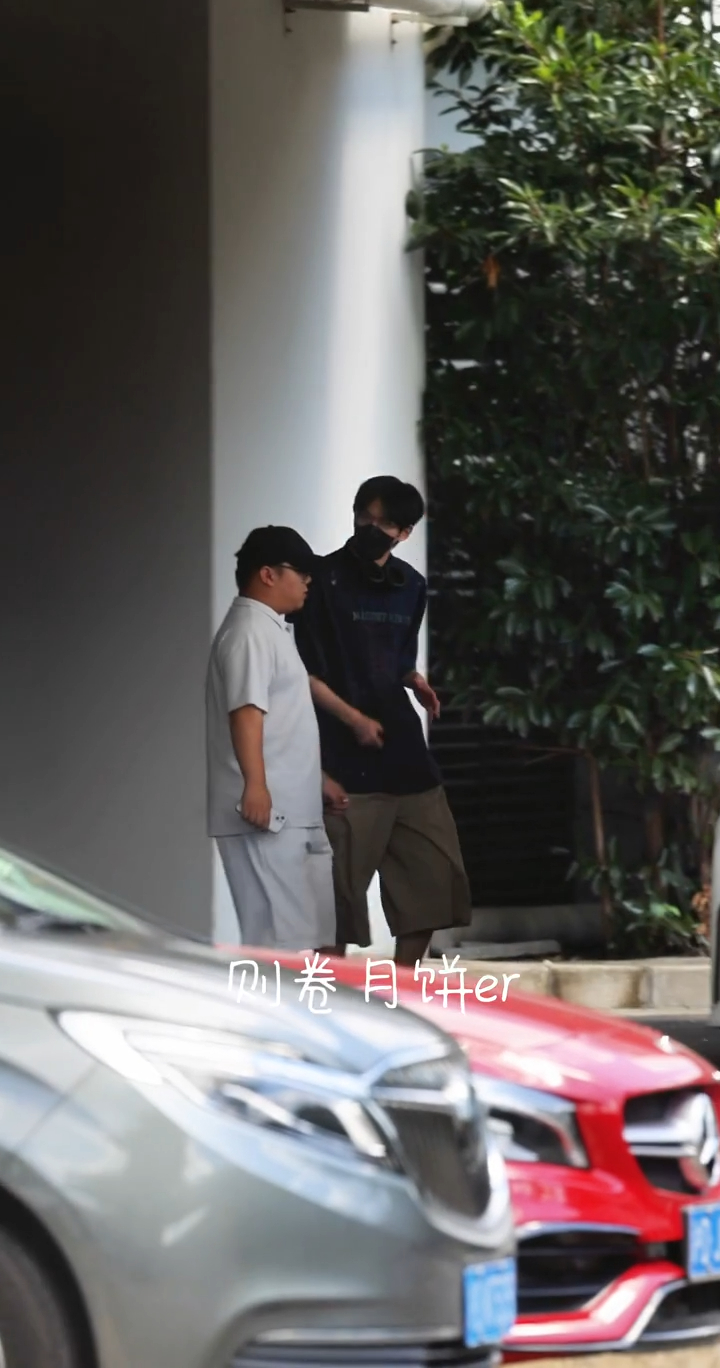 世界奇奇怪怪 邓为为可可爱爱 进入车子后  还特意伸手出来给粉丝宝宝们比心♥️ 