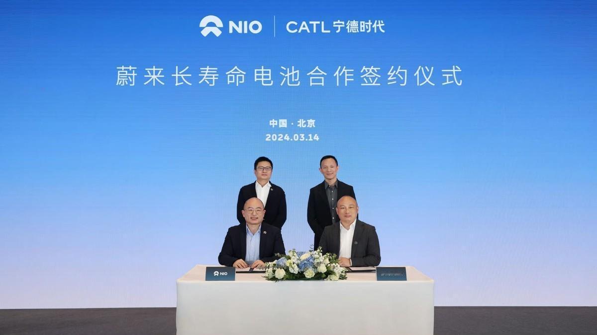 蔚来和宁德时代联合研发长寿命电池这件事，算是把电车里程衰减的这层窗户纸给捅破了。