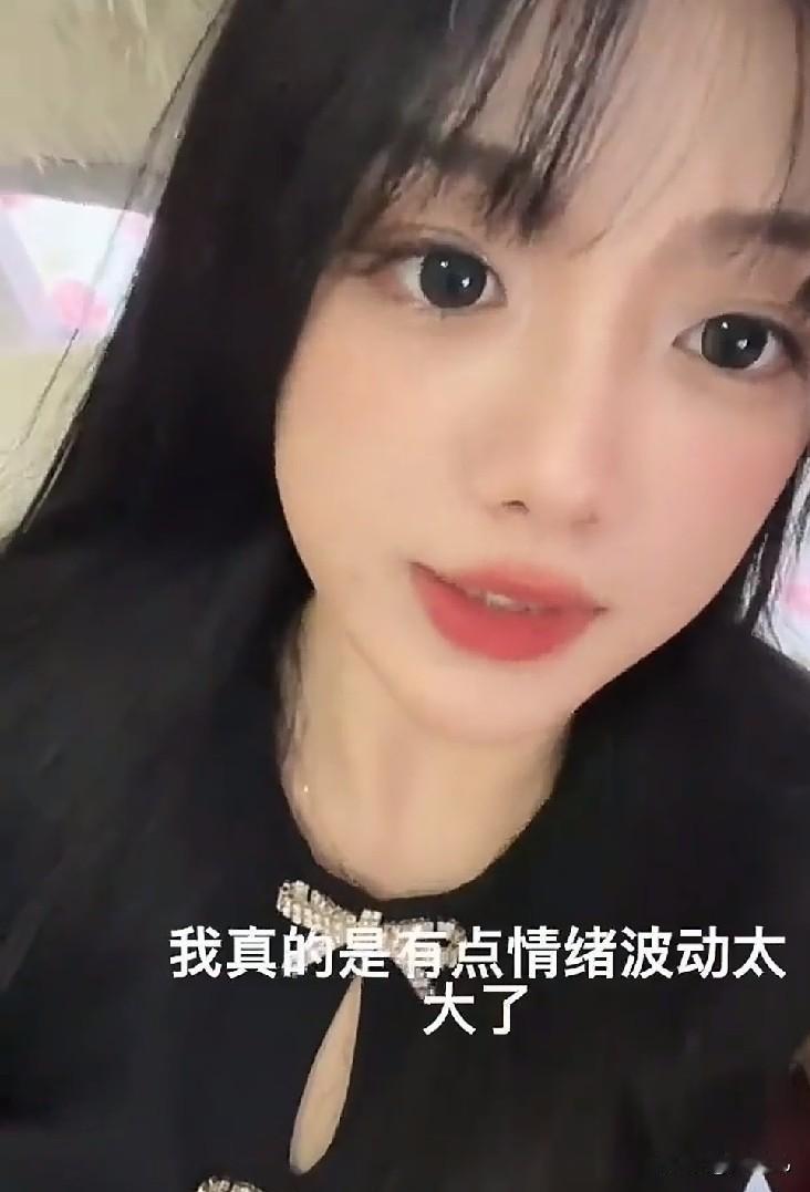 股市“百草枯”王小雨又哭了，
梨花带雨地哭了，
王小雨一哭，就知道股市有多么奇幻