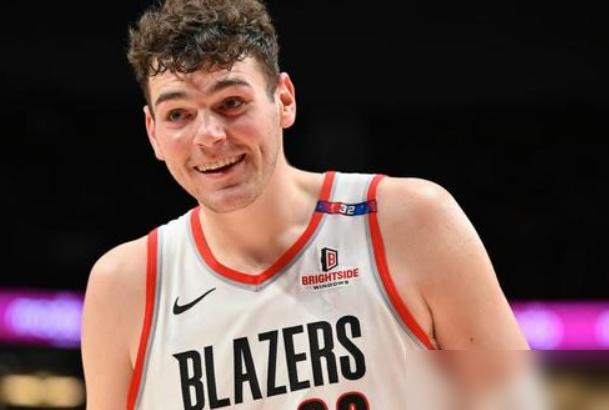 NBA太狠了，21岁的克林根只用25分钟，就把对面千万年薪的祖巴茨打到头破血流！