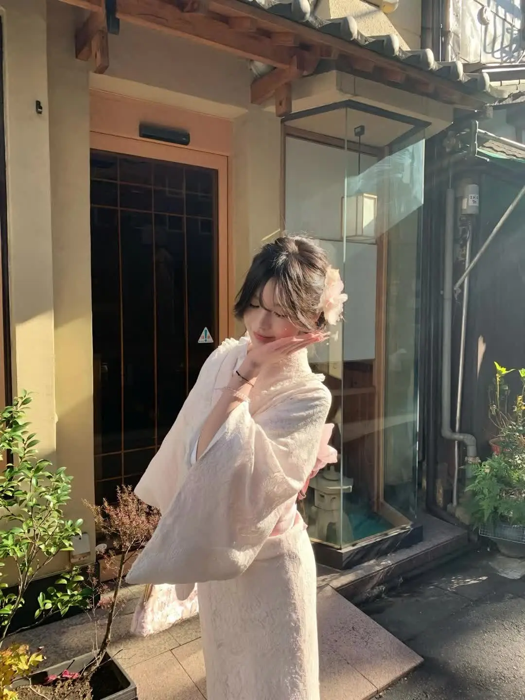 你常常不自信怕比不上很多人 可是玫瑰代替不了紫罗兰 我的爱给你兜底