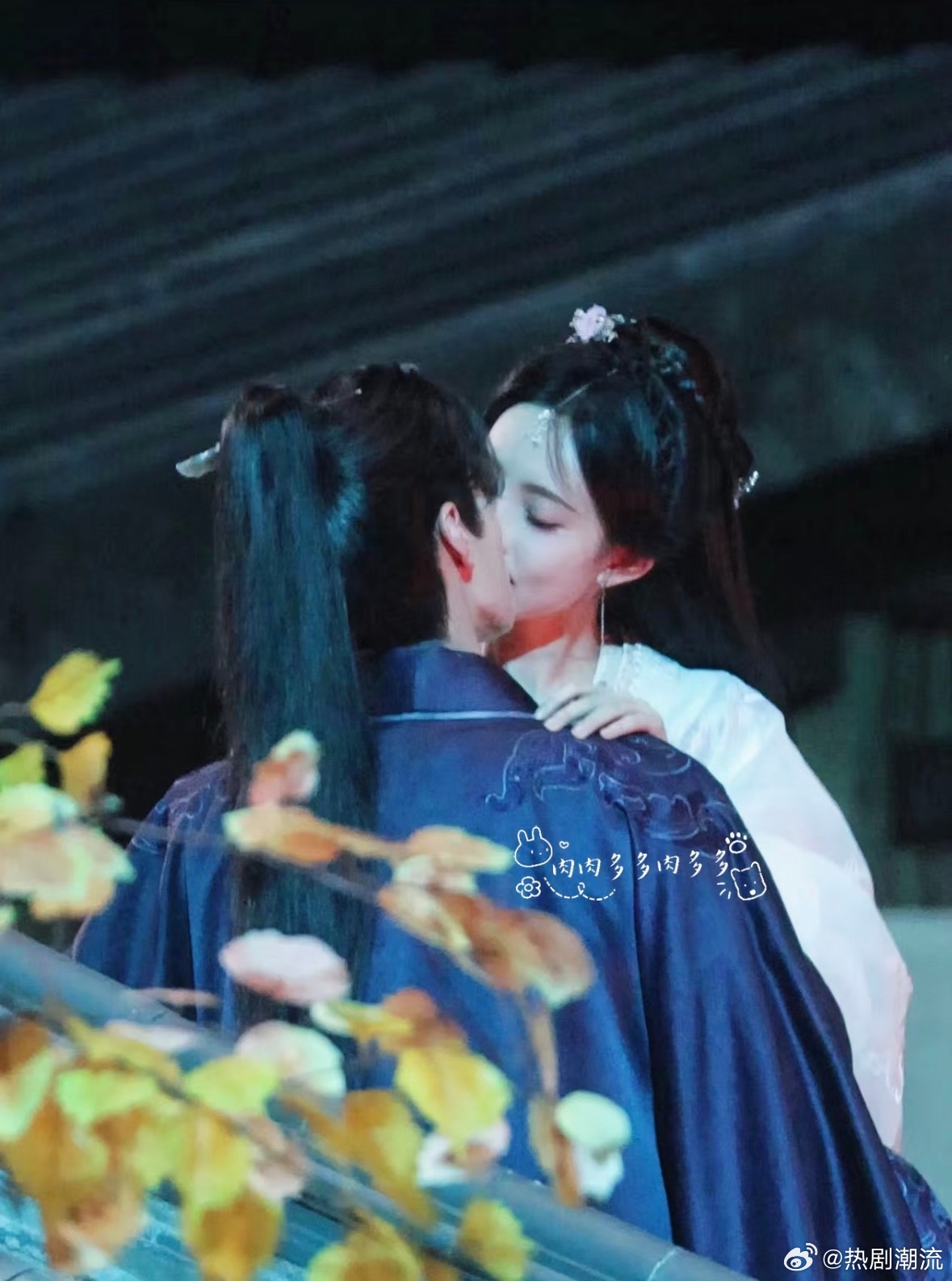 何与孟子义屋顶吻戏亲了一晚上 氛围感封神的屋顶吻名场面，居然整整拍摄了一整晚，每