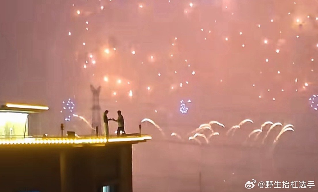 网友借鹿晗烟花求婚网友借鹿晗音乐节烟花求婚🎆，好浪漫，小说照进现实了！网友借鹿
