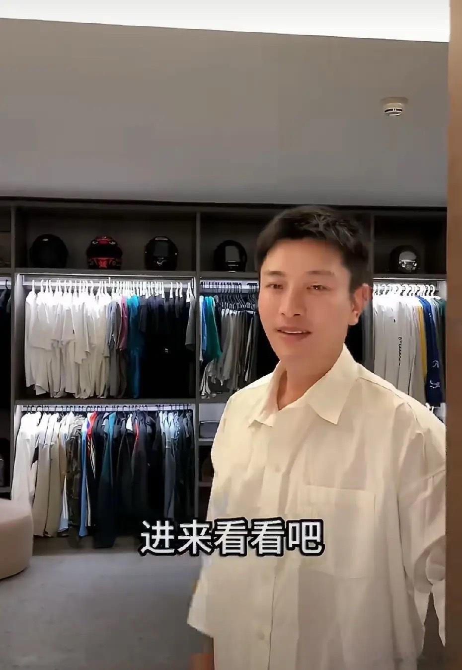 贾乃亮的衣帽间曝光，也太气派了吧，比我家的房子都大，收藏真不少，虽然现在不拍戏了