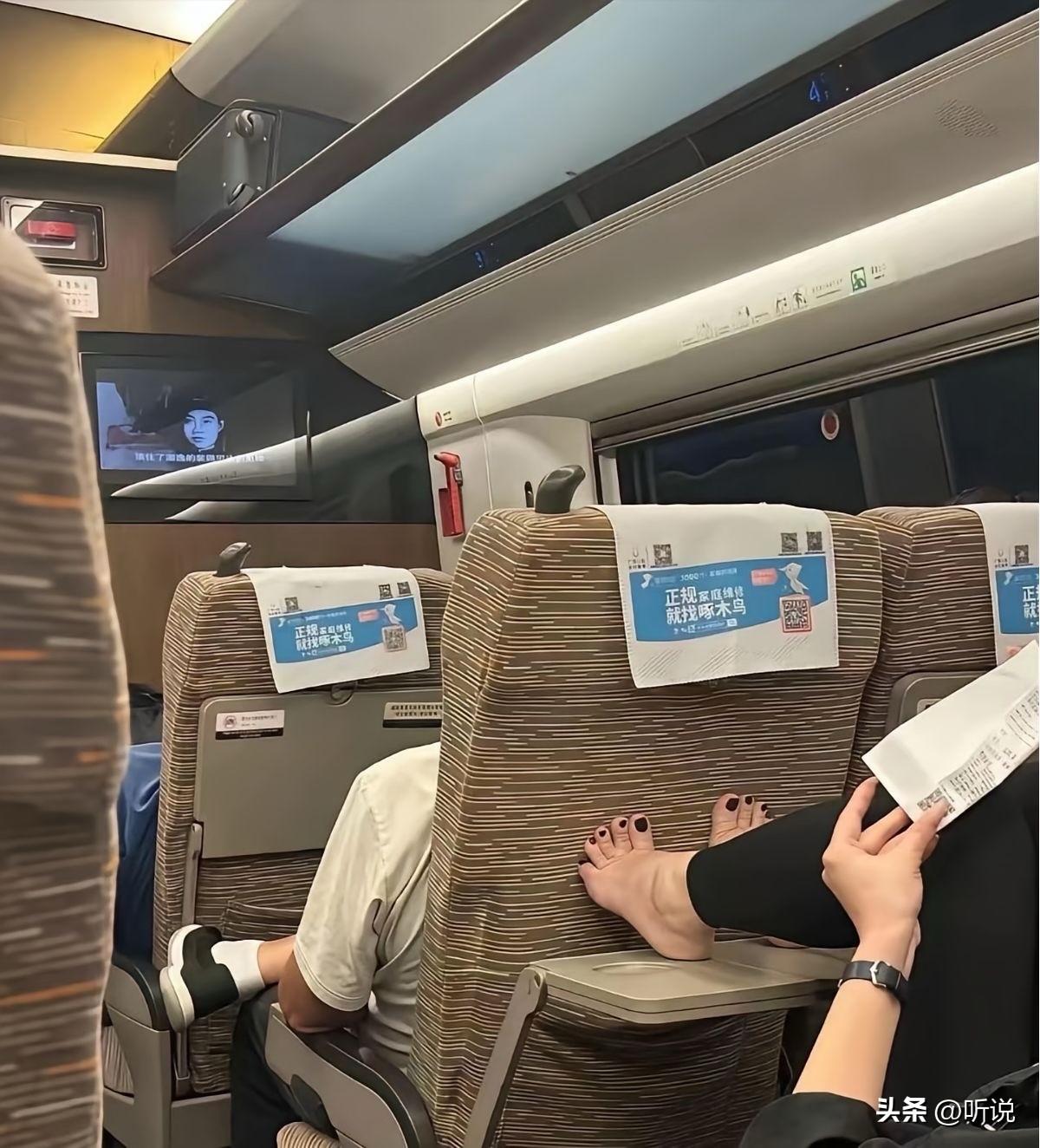 第一次看到这样的人，把高铁当自己家了吧