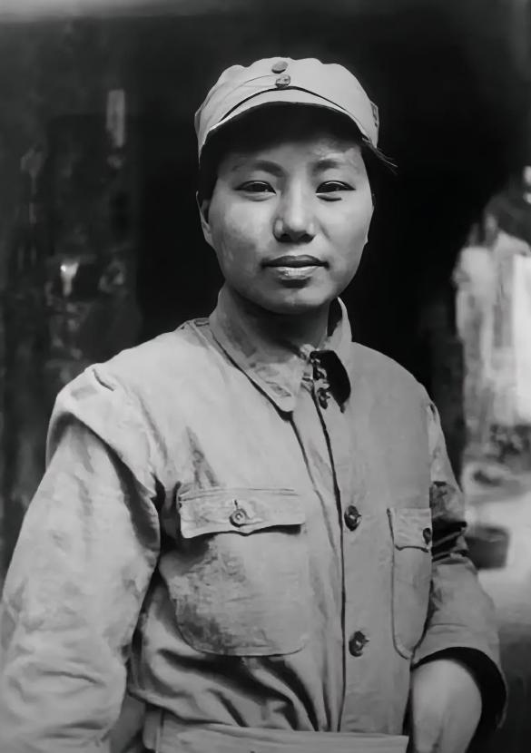 16岁女红军被活埋，黄土埋到胸口，她一滴泪没掉。千钧一发，一匹快马冲来，马上的人