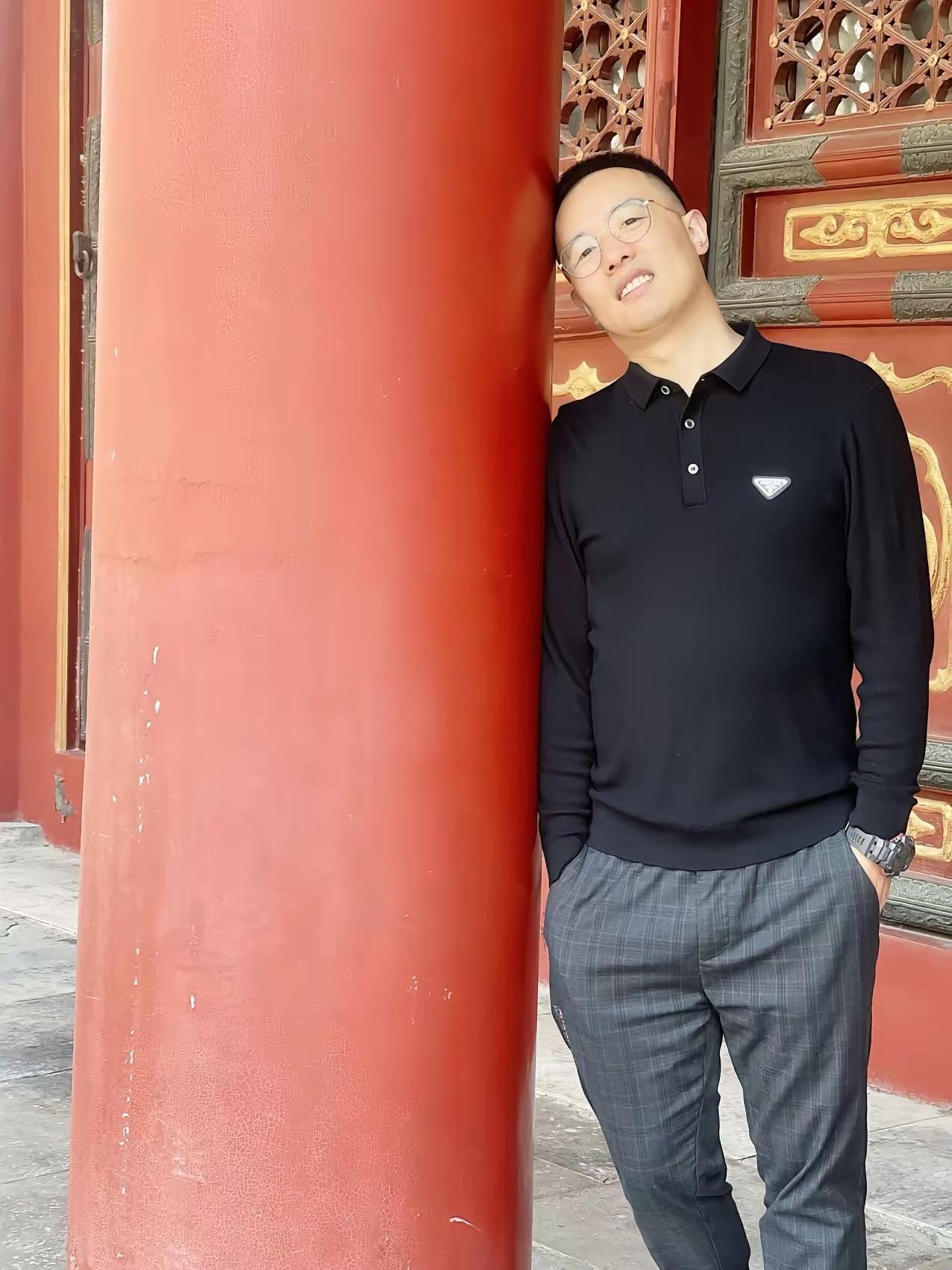 我爱人是北京一家著名医院的胃肠肿瘤外科医生，北大医学博士，博士后，主任医师，教授