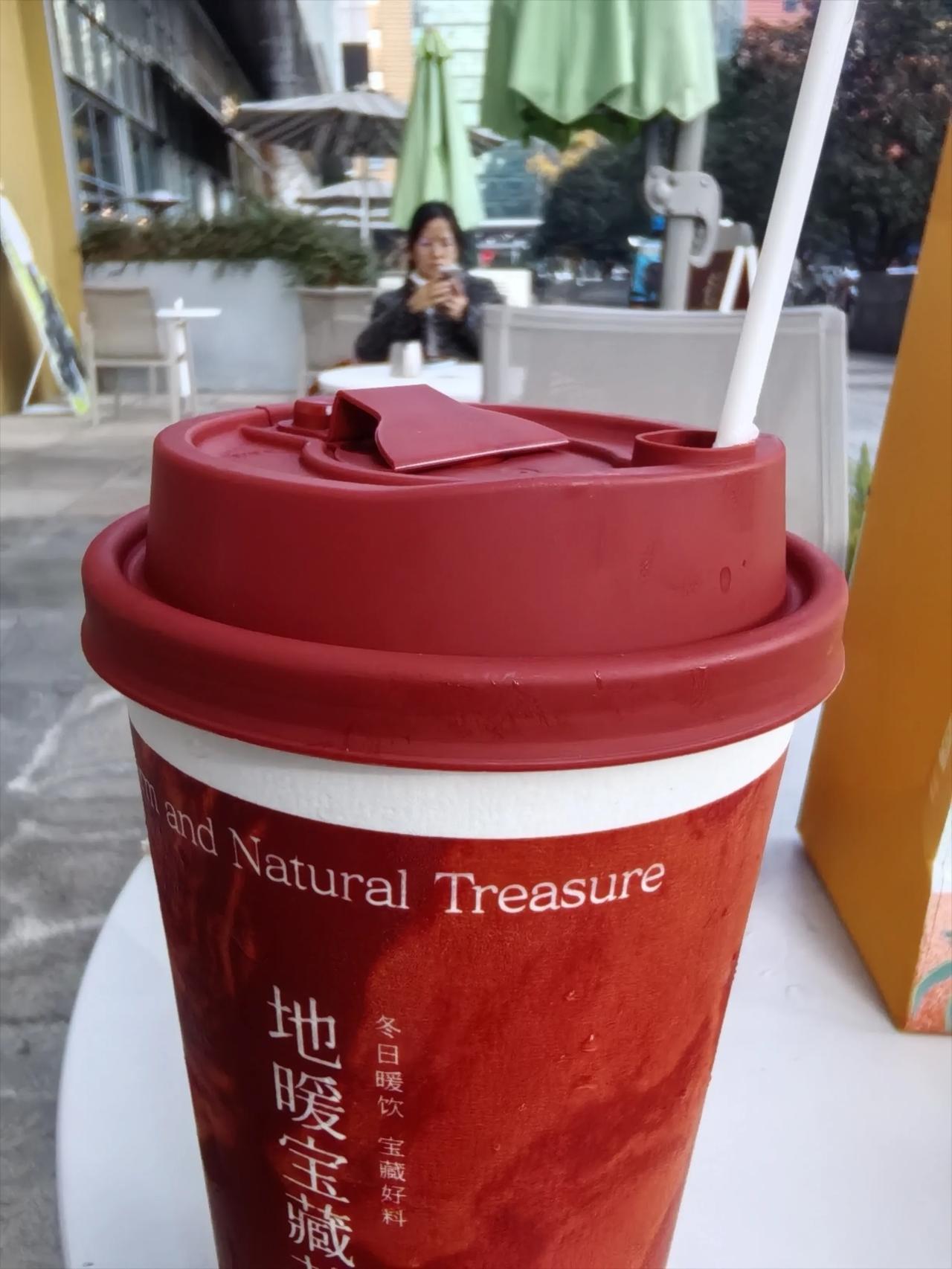 今天才知道包装的重要性，这个饮品就是花茶+冰块。如果是一个透明杯子，一定没有这么