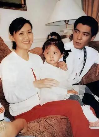 1989年，22岁的歌手屠洪刚在美国演出时，遇到了年仅19岁的中美混血美女黛西，