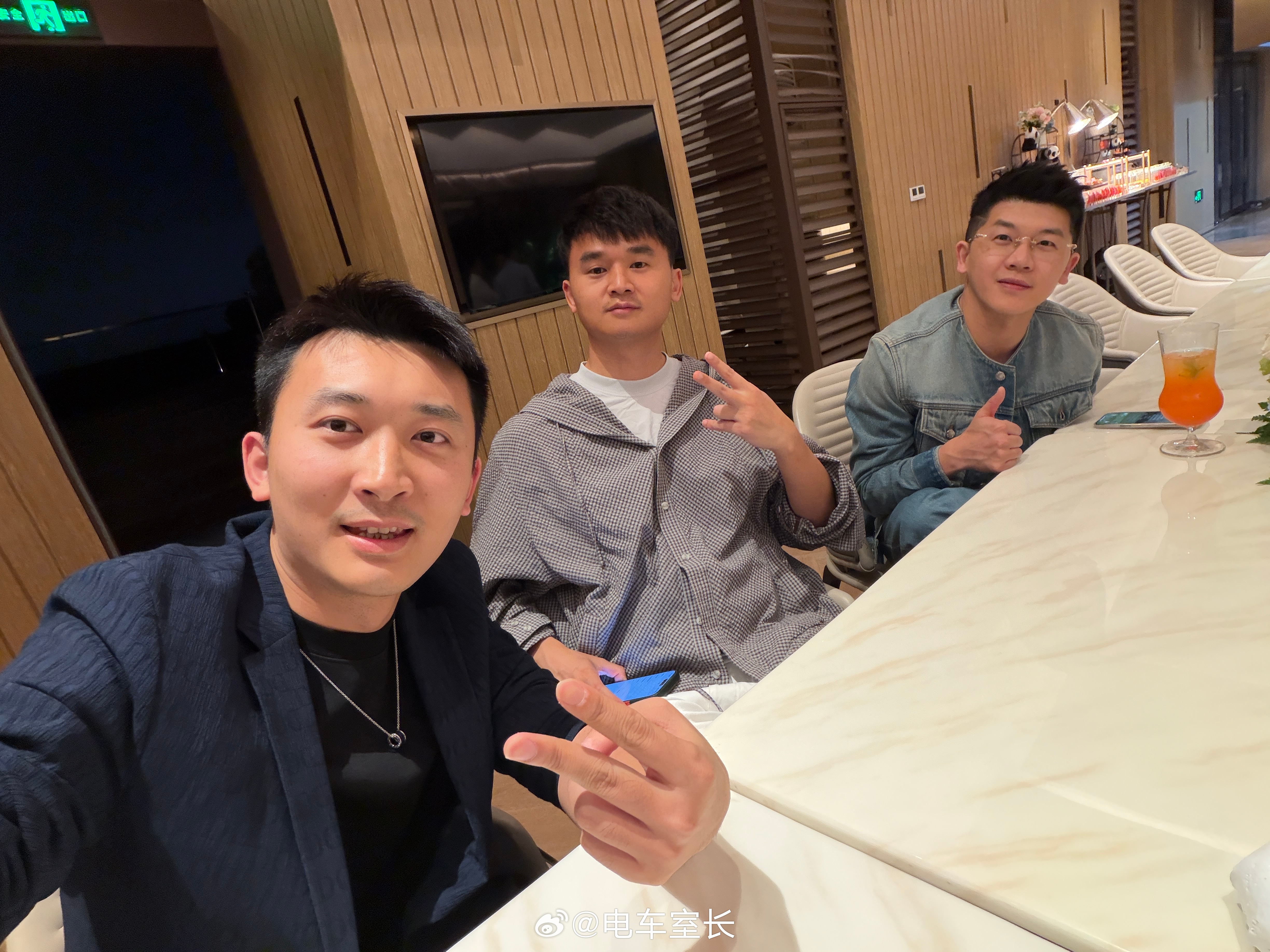 下周有一场直播，要选一个颜值博主最后在我和之间选了