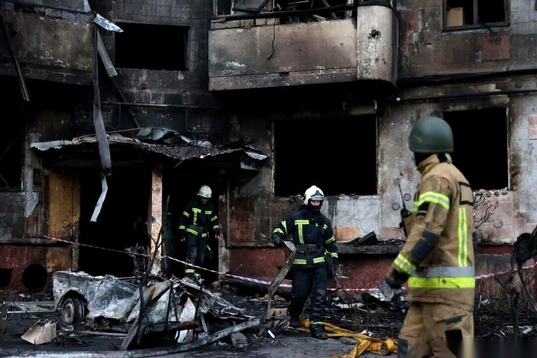 导弹碎片，砸在了一家孤儿院的屋顶上。
我看到这行字的时候，愣了好几秒。
老年中心