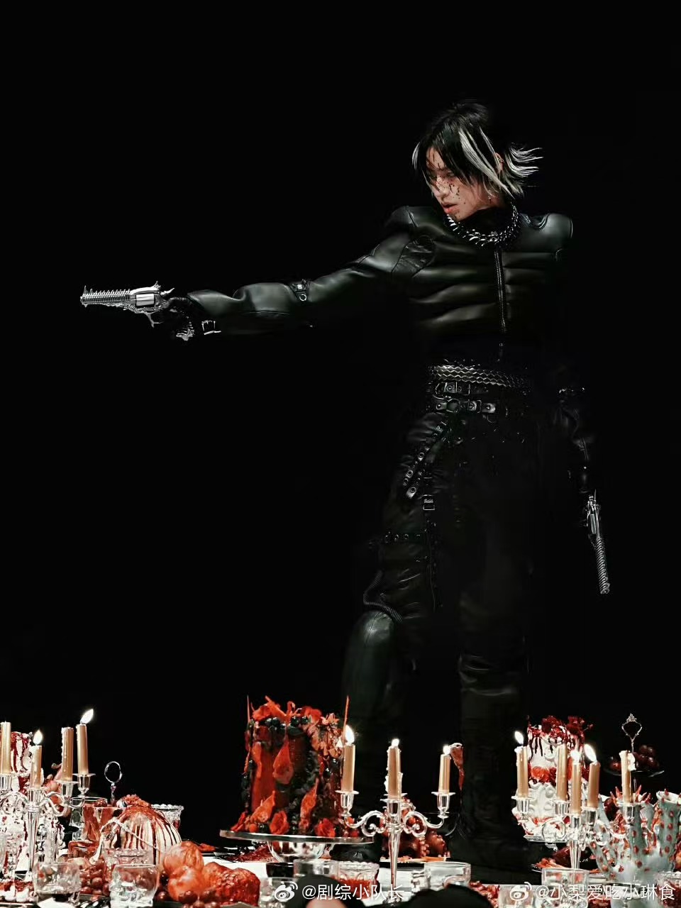 小鬼出道八周年直播 八年前，一个顶着脏辫的少年闯进大众视野。八年后，他坐在直播镜