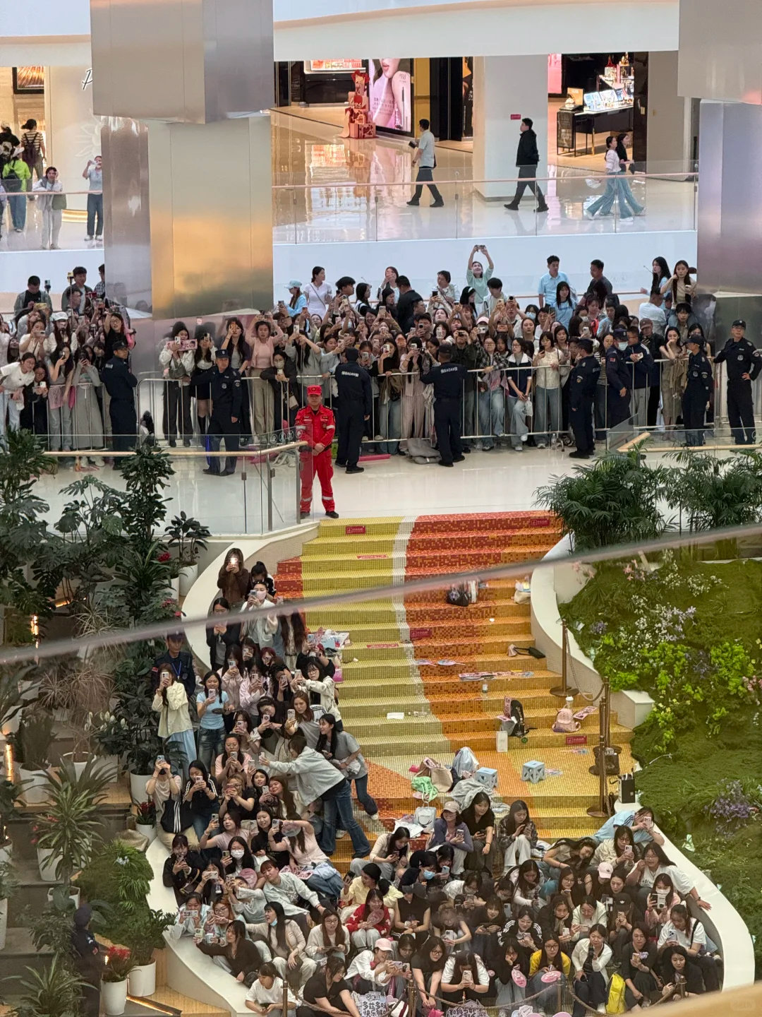 王鹤棣粉色迷彩裤王鹤棣西安线下活动人气 王鹤棣今天的西安线下活动人气，场地塞满了