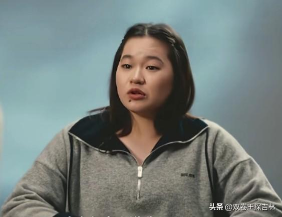 全红婵出现身体胖的焦虑情难自抑。
在访谈直播间全红婵面对记者坦露心声，说很多人说